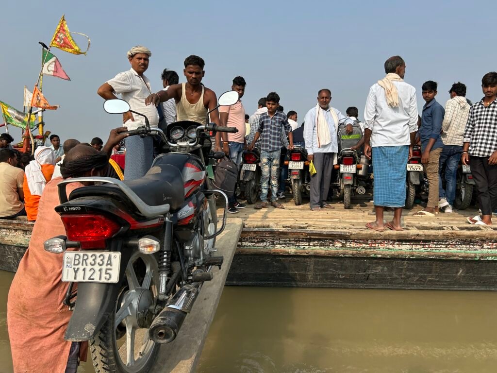राघोपुर में पुल बनने के बाद भी जारी है, नावों की असुरक्षित यात्रा